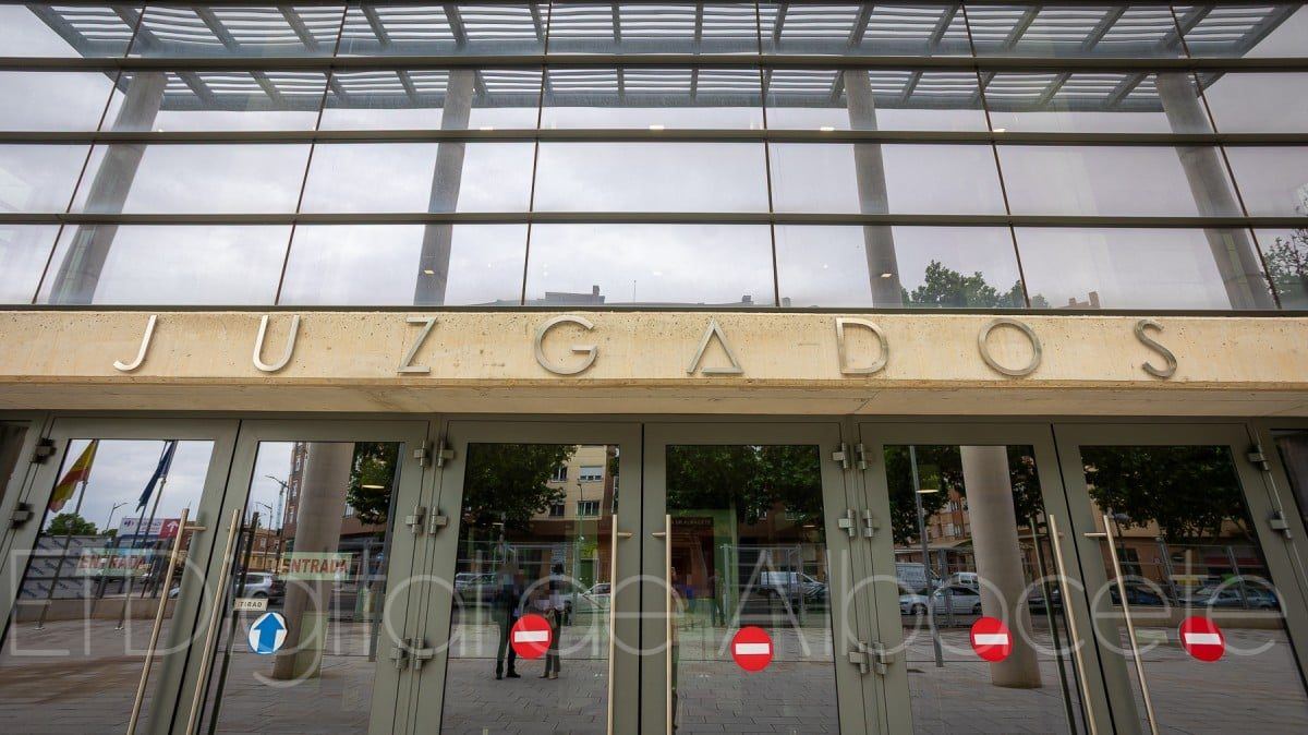 Un hombre se sienta este miércoles en el banquillo por falsificar pagarés y cobrarlos en varias sucursales bancarias de Albac