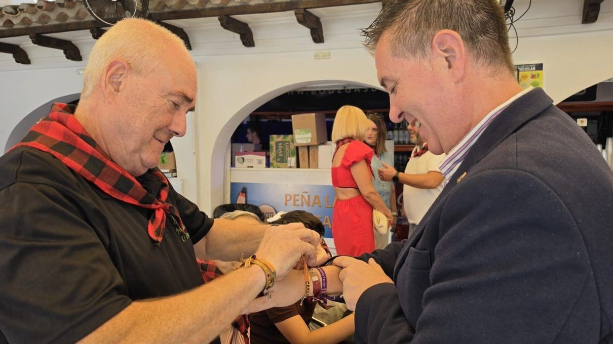 Una pulsera con navaja albacetense sella la amistad entre Aragón y Albacete en plena Feria