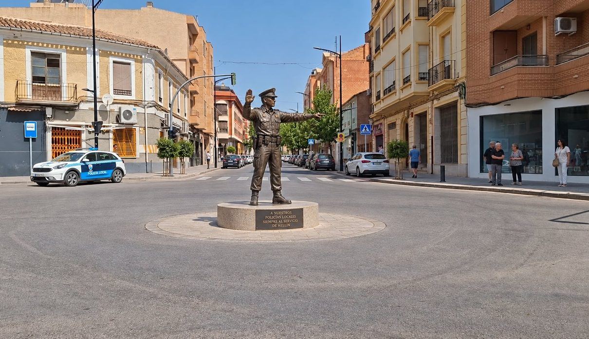 Hellín inmortaliza en bronce al policía de tráfico que durante décadas ordenó sus calles