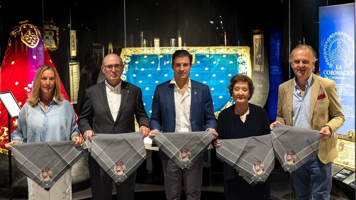 El pañuelo solidario de la Virgen de los Llanos llega a su quinta edición y vuelve a agotar existencias en cada Feria
