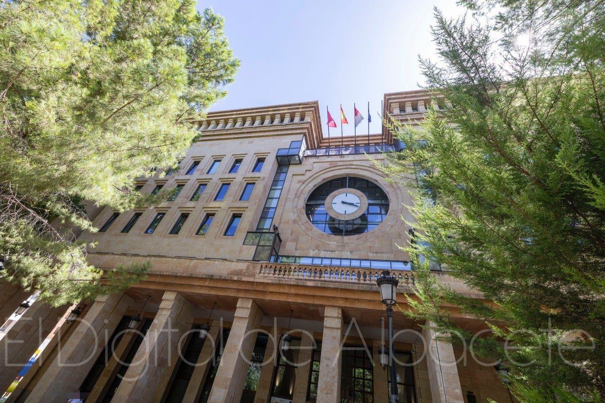 El presupuesto del Cheque Idioma se agota en Albacete y deja a 195 familias en lista de espera pese a cumplir todos los requi