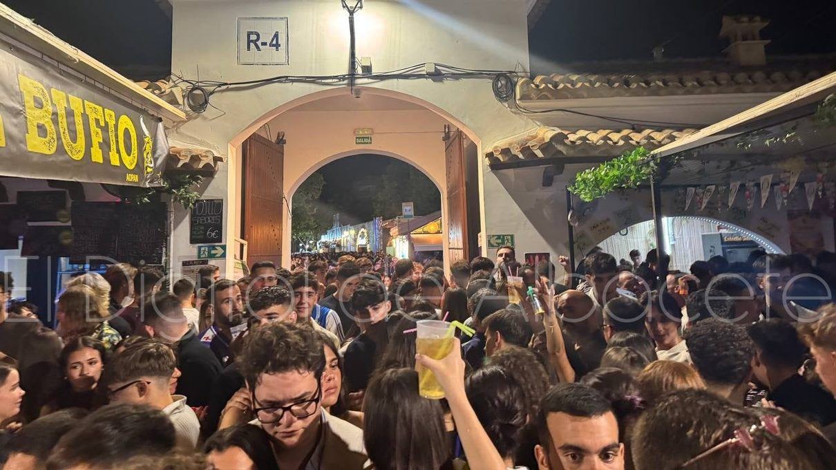 La Feria de Albacete colapsa en su única noche de fin de semana completo: cierran accesos y los arcos quedan bloqueados por l