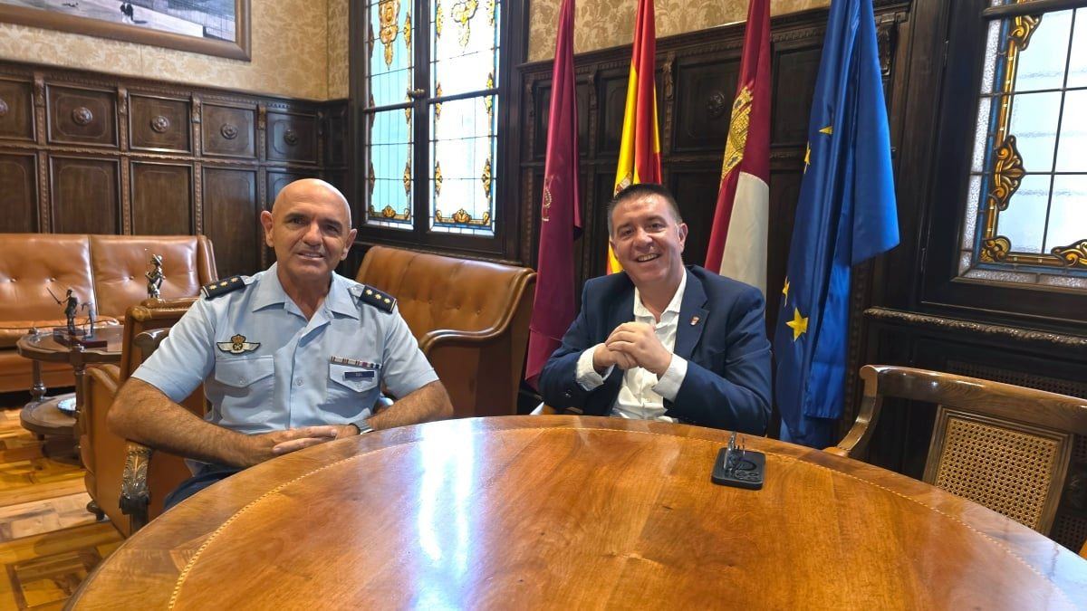 La Diputación de Albacete tiende la mano al nuevo coronel de la Maestranza Aérea en su primera visita oficial al Palacio Prov