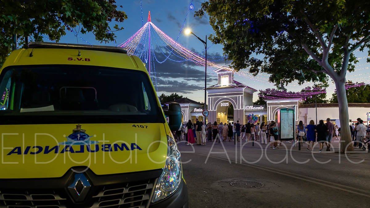 Una máquina de granizados cae sobre dos ancianos durante la Feria de Albacete y provoca el despliegue de emergencias en el Re