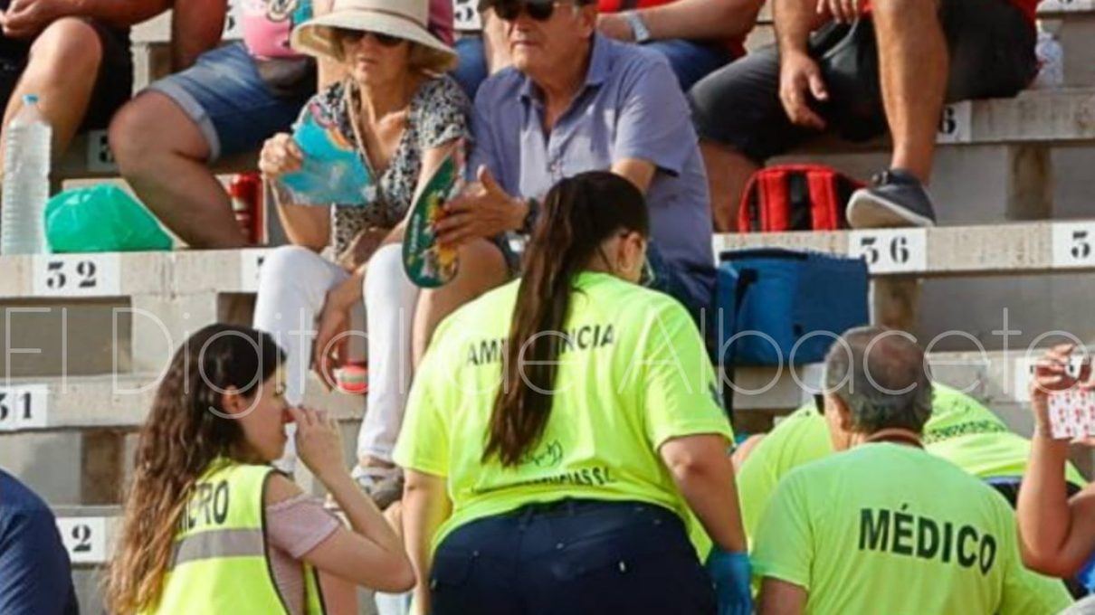 Un espectador sufre un golpe de calor en los tendidos de la Plaza de Toros durante la primera tarde taurina de la Feria de Al
