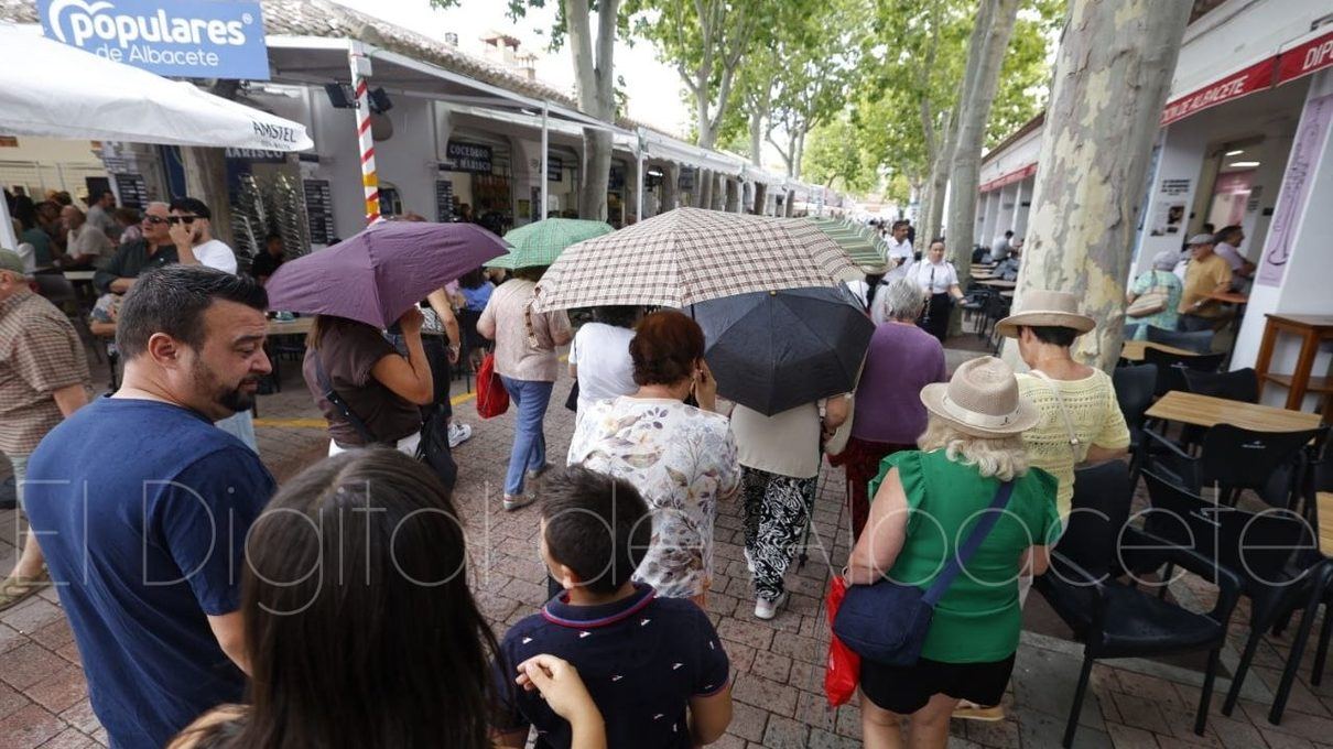 Las tormentas obligan a suspender actos de la Feria de Albacete y a cerrar sus parques hasta el viernes
