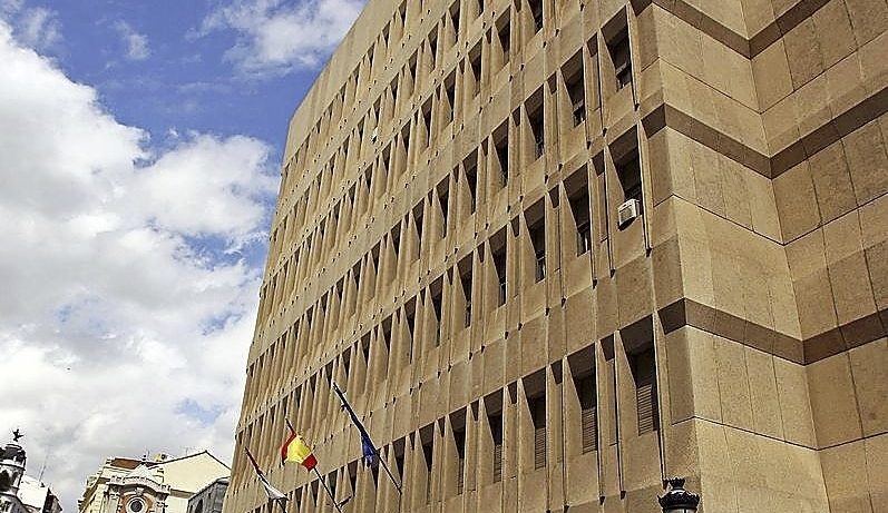 Una joven se sienta en el banquillo por atropellar a un anciano en silla de ruedas y huir sin auxiliarle en Villarrobledo