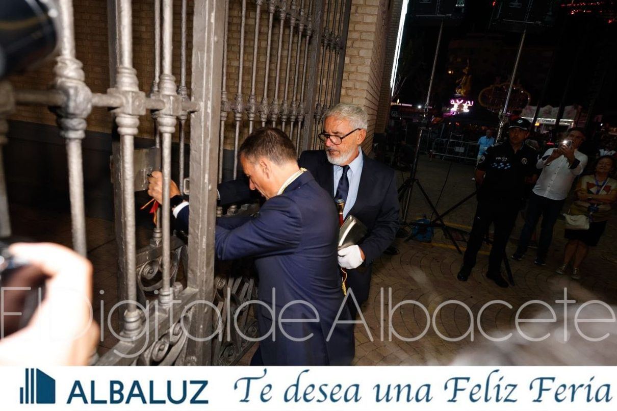Manuel Serrano abre la Puerta de Hierros y Albacete se entrega a sus diez días grandes