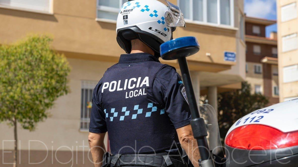 Una mujer sin carnet huye tras golpear un coche aparcado en Albacete y acaba detenida