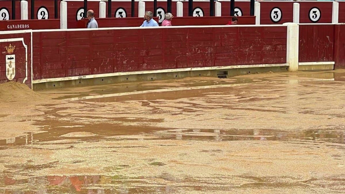 La afición llena los tendidos bajo la lluvia en una tarde intensa de la Feria Taurina de Albacete