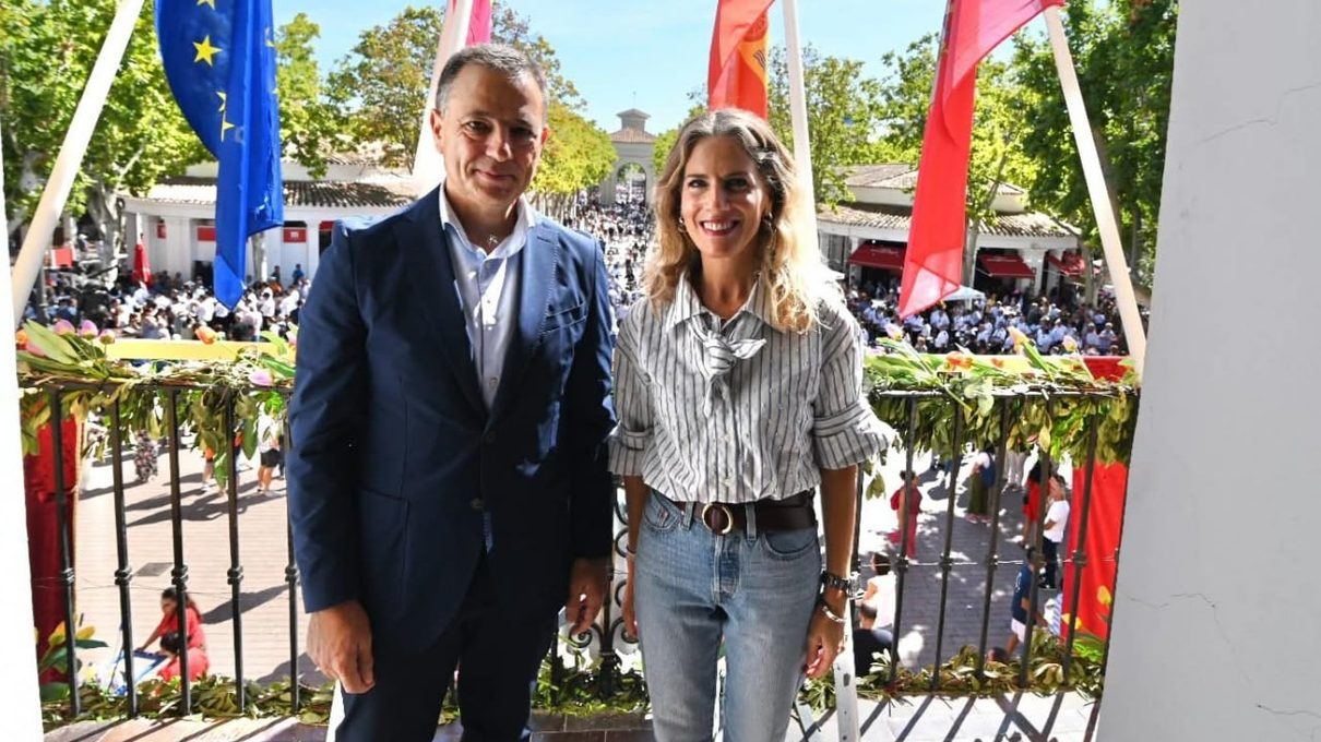 La presidenta del Parlamento andaluz visita la Feria de Albacete y refuerza los lazos entre ambas regiones