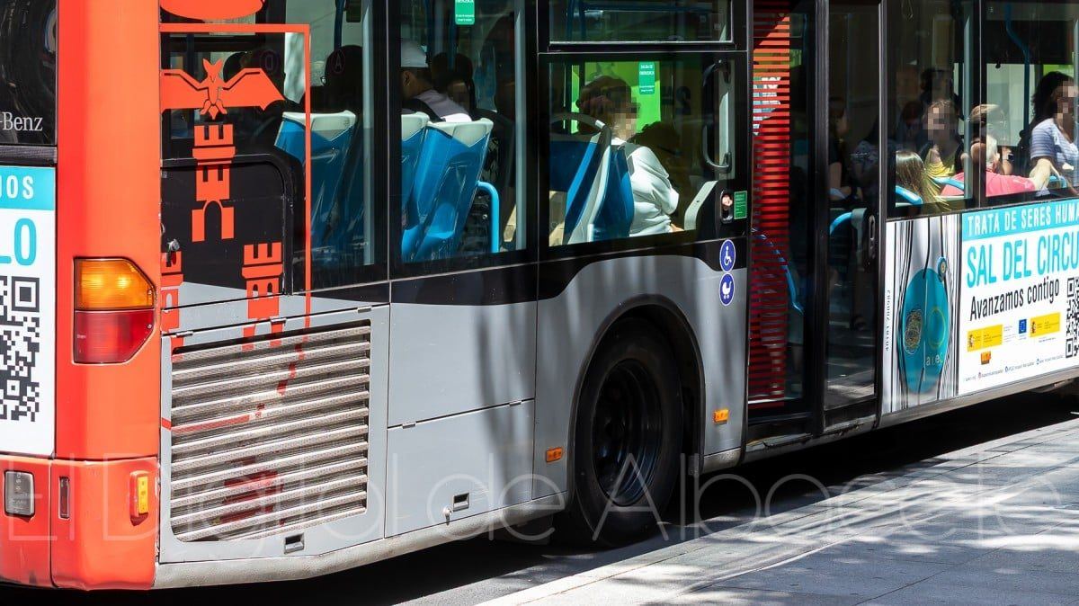 Una anciana de 83 años acaba en urgencias tras sufrir una caída dentro de un autobús urbano en Albacete