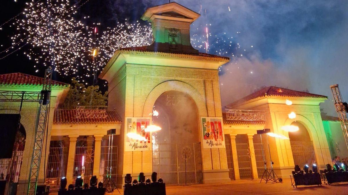 La Feria de Albacete arranca con la emotiva apertura de la Puerta de Hierros y la llegada de la Virgen de Los Llanos