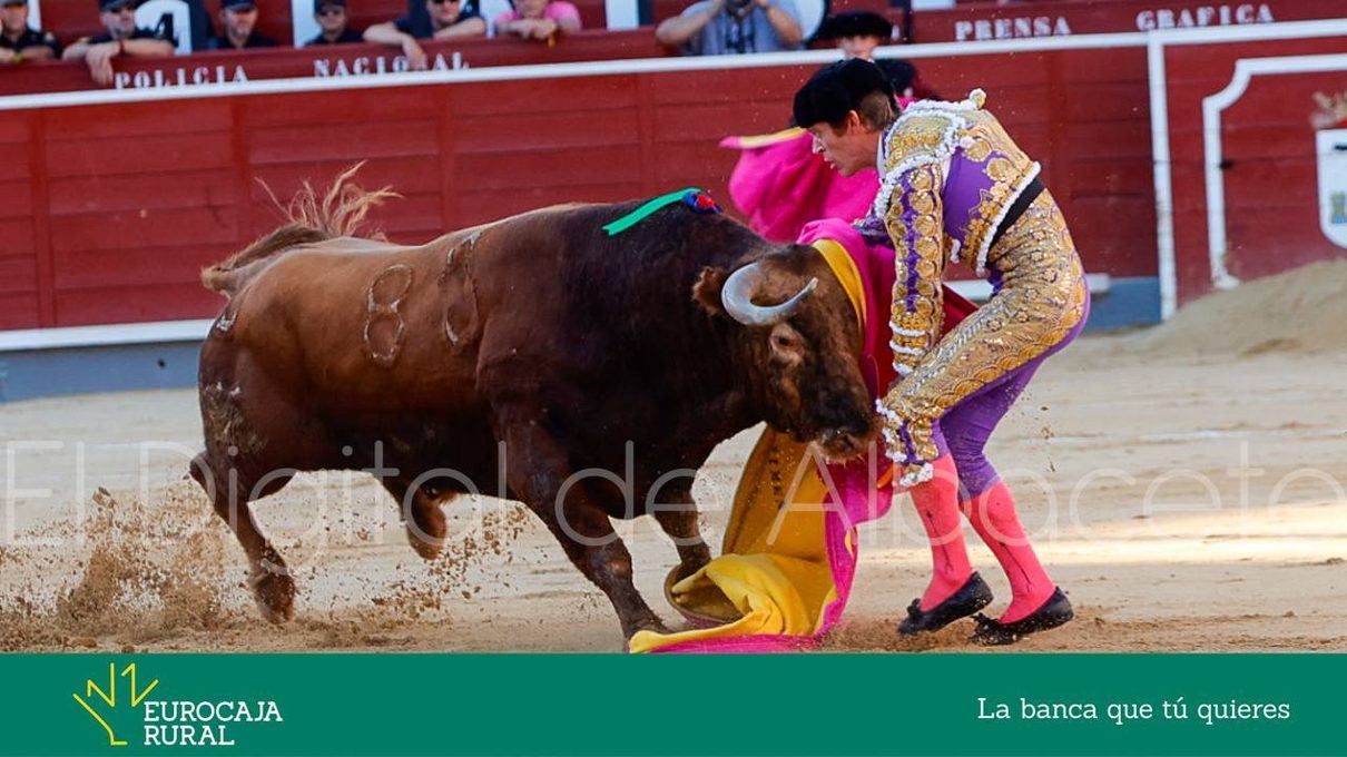 Un pitón a centímetros de Borja Jiménez pone en pie a toda la plaza en la Feria Taurina de Albacete
