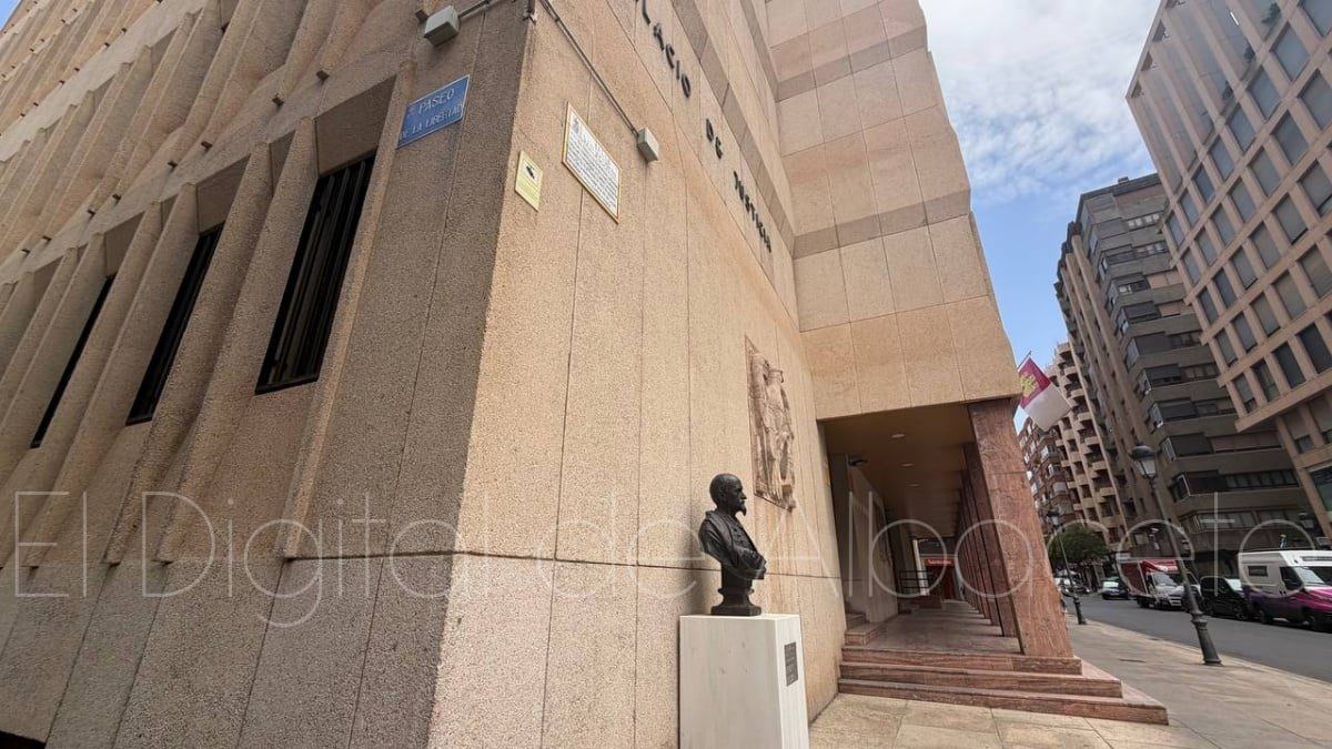 Un joven de 22 años protagoniza una madrugada de caos y robos en Albacete: extintor, alcantarilla y cuatro golpes en cuatro d