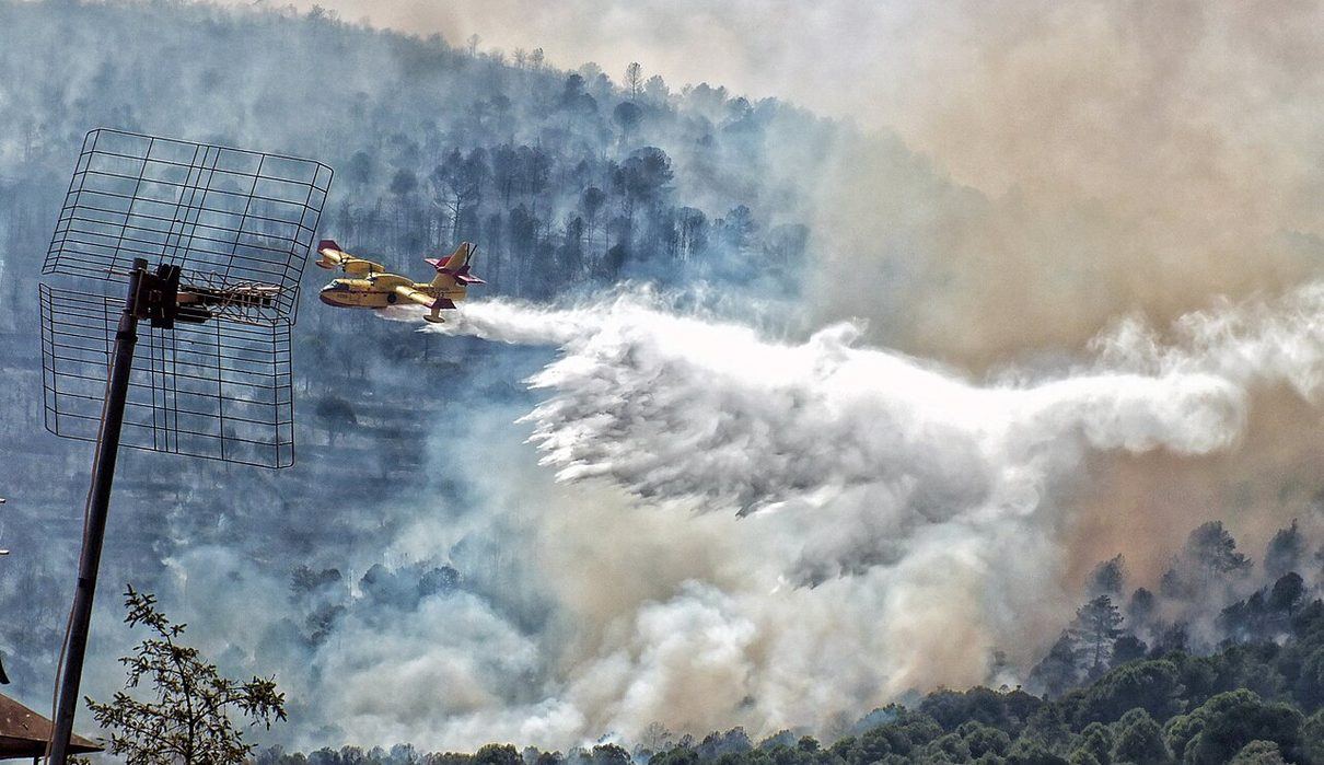 Carlos Sainz rinde tributo a los héroes que combatieron los incendios en Ávila