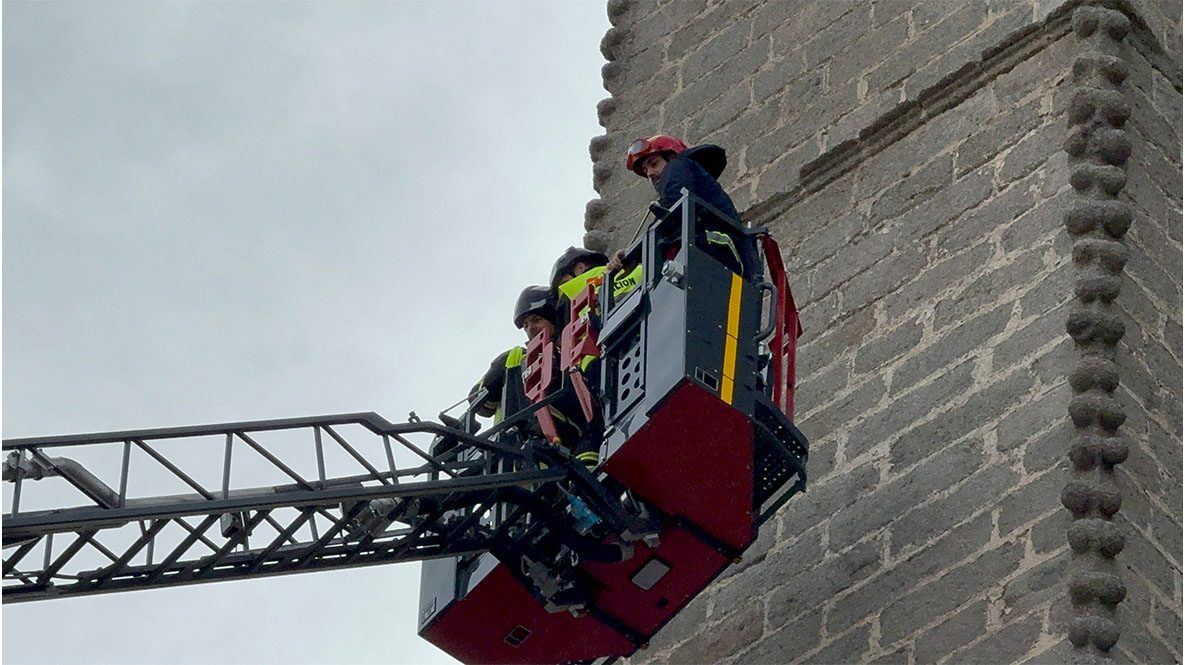Los servicios de emergencia logran bajar a un hombre de una azotea en Ávila gracias a la negociación