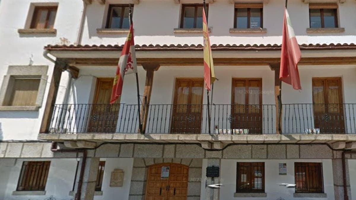 Familias de Guisando llevan al Parlamento regional su lucha por recuperar el colegio del pueblo