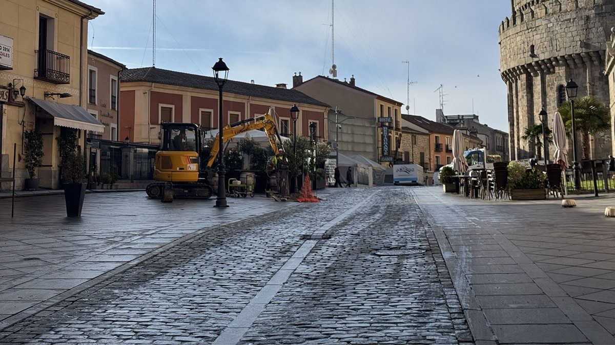 Un desprendimiento en pleno corazón de Ávila obliga a cortar el tráfico en la calle San Segundo