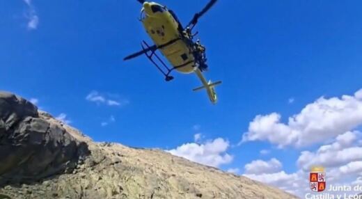 Un helicóptero evacúa a un corredor de montaña con una lesión de rodilla en la Garganta de Gredos
