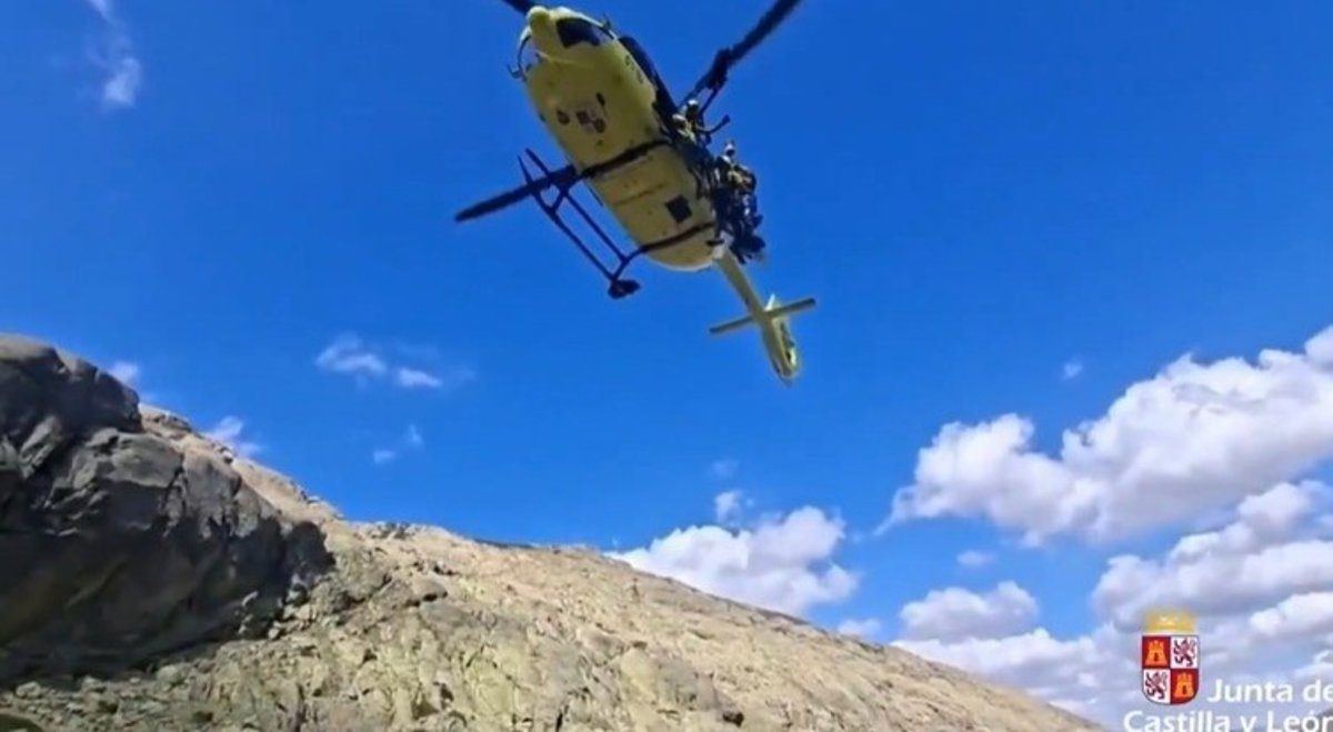 Un helicóptero evacúa a un corredor de montaña con una lesión de rodilla en la Garganta de Gredos