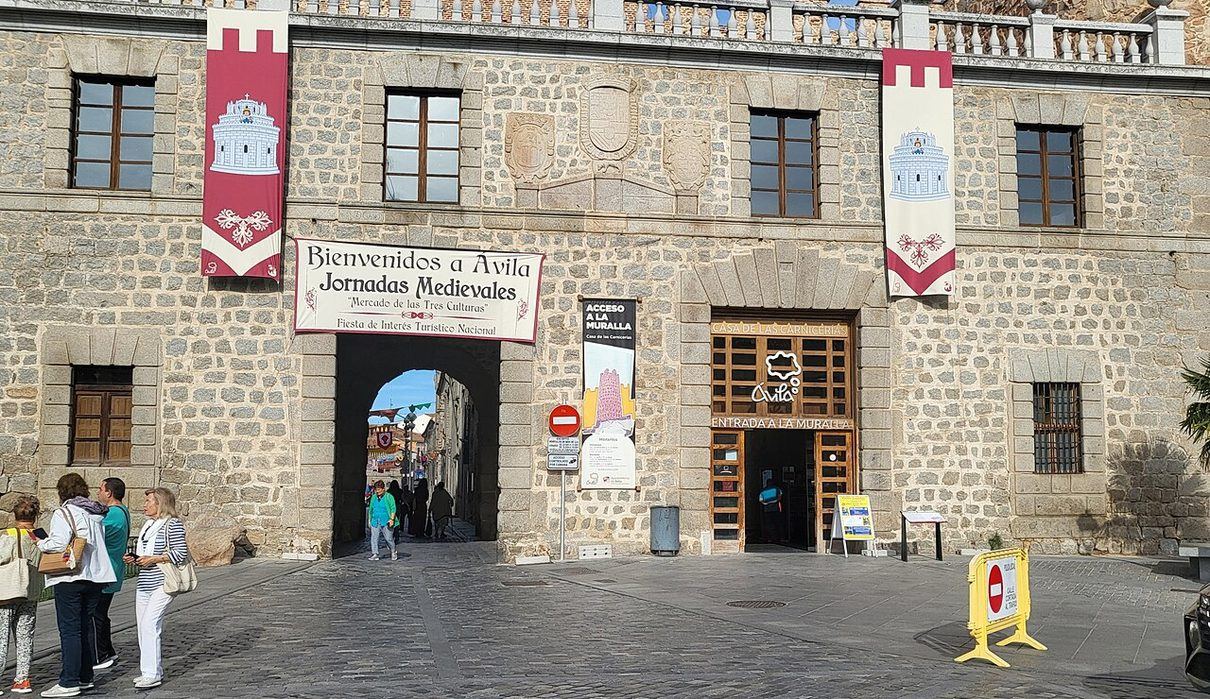 El colorido Desfile de las Tres Culturas llena de vida las calles de Ávila en el corazón de su mercado medieval