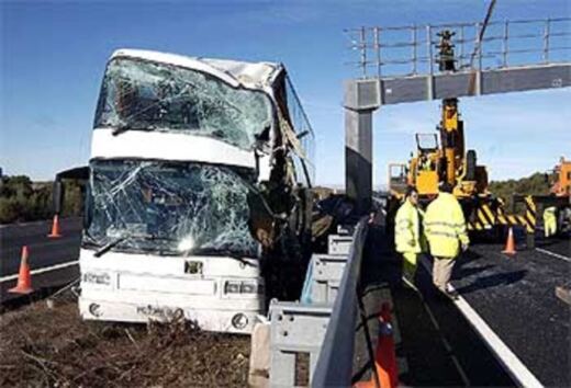 Un camionero resulta herido tras perder el control de su vehículo en la A-6 a su paso por Ávila