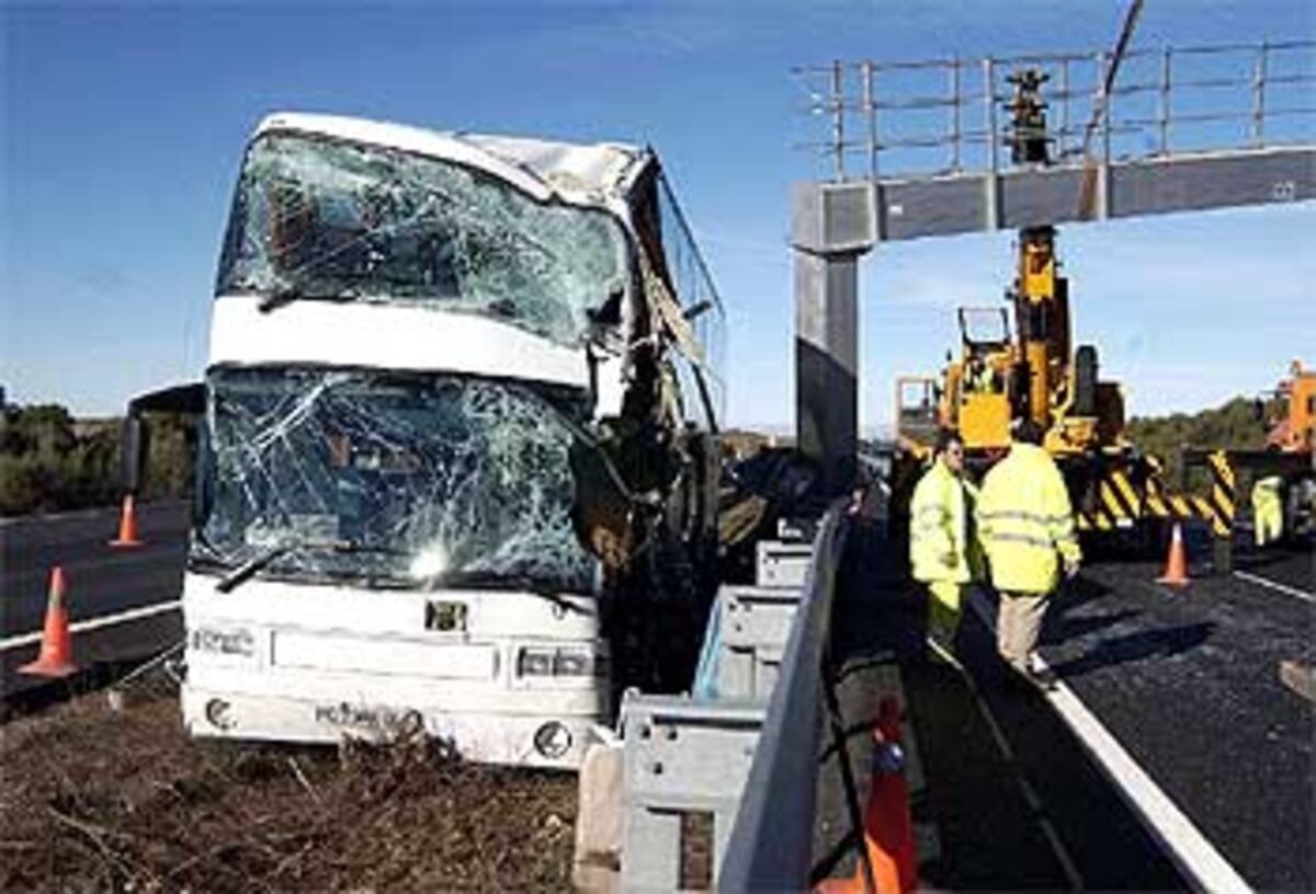 Un camionero resulta herido tras perder el control de su vehículo en la A-6 a su paso por Ávila