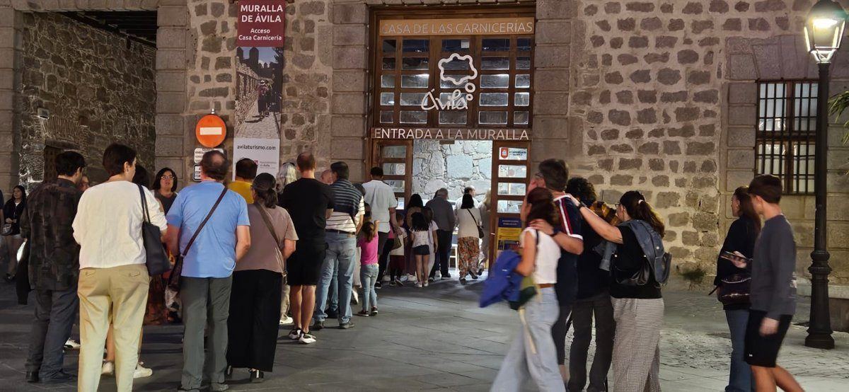 Ávila llena sus monumentos de noche: casi 5.000 personas descubren el patrimonio de la ciudad en su edición más exitosa