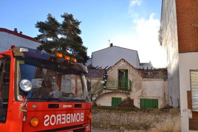 Un incendio obliga a desalojar a seis vecinos de sus viviendas en Las Navas del Marqués