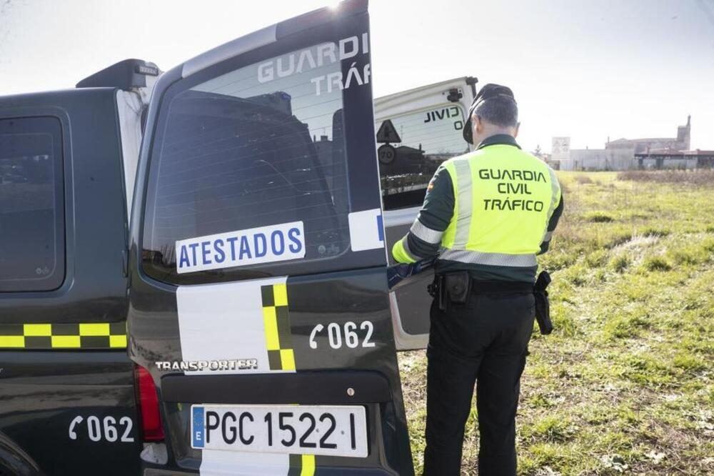 Un agricultor de 50 años resulta herido al volcar su tractor con remolque en una carretera de la Ribera burgalesa