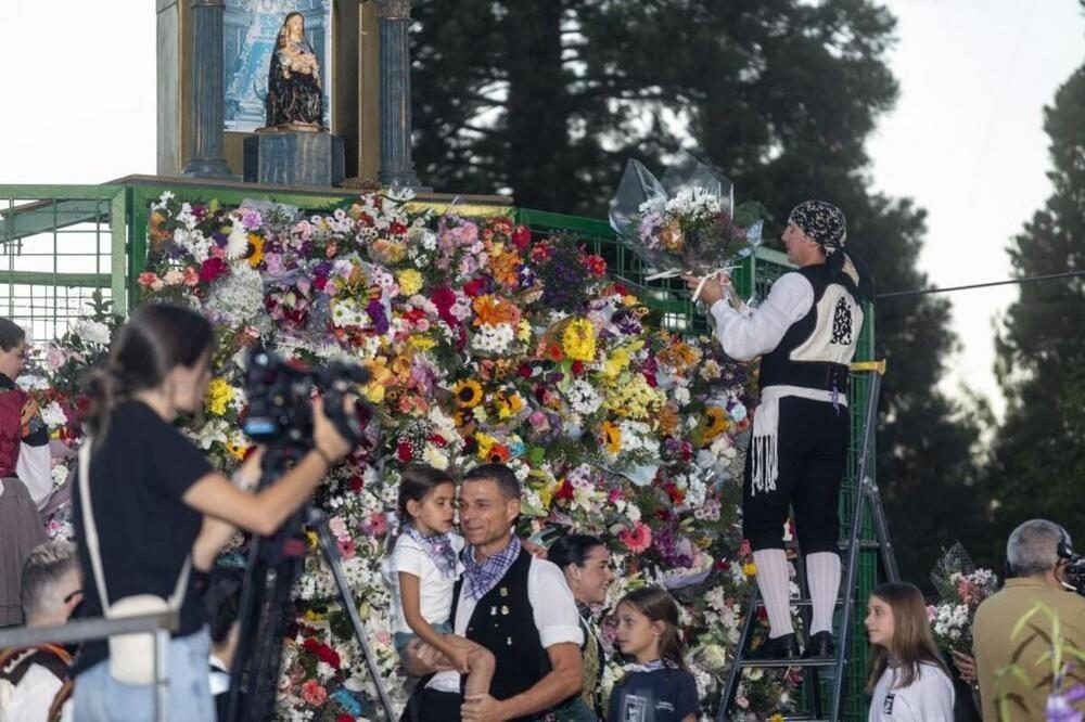 Aranda de Duero rinde homenaje a su patrona entre flores, música y un emotivo minuto de silencio