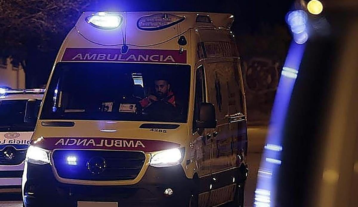 Un ciclista de 20 años acaba en manos de los médicos tras chocar con un coche en plena medianoche en Burgos