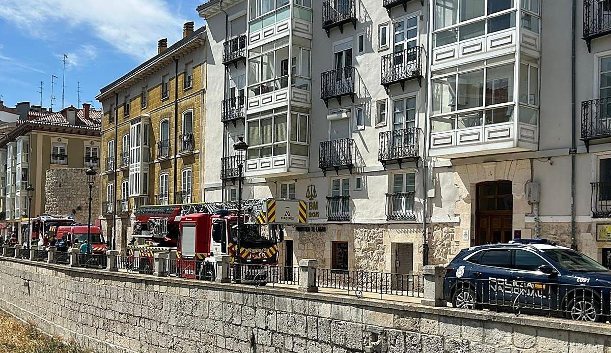 Un incendio en un piso del centro de Burgos moviliza a bomberos, policías y sanitarios sin dejar heridos