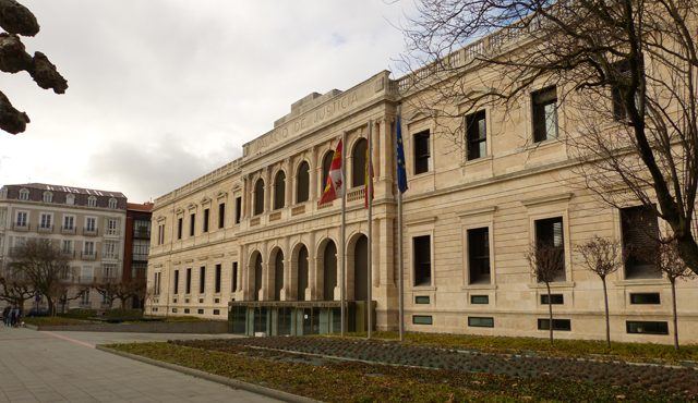 Un hombre juzgado en Burgos por matar a su suegro alega amnesia mientras la fiscalía apunta a los celos como móvil