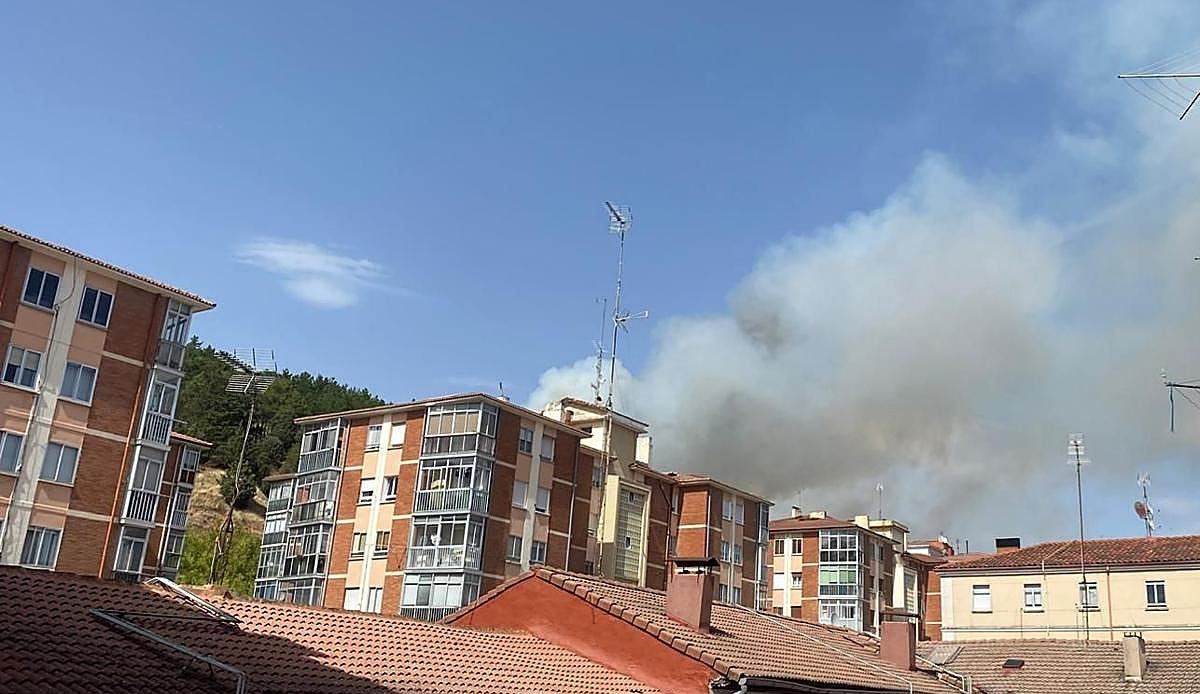 El fuego devora el cerro de San Miguel en Burgos mientras los vecinos advierten: «Nunca se limpia, se veía venir»