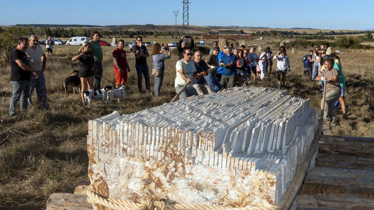 Un menhir de piedra en Atapuerca inmortaliza el legado de la Ruta Quetzal en su 25 aniversario
