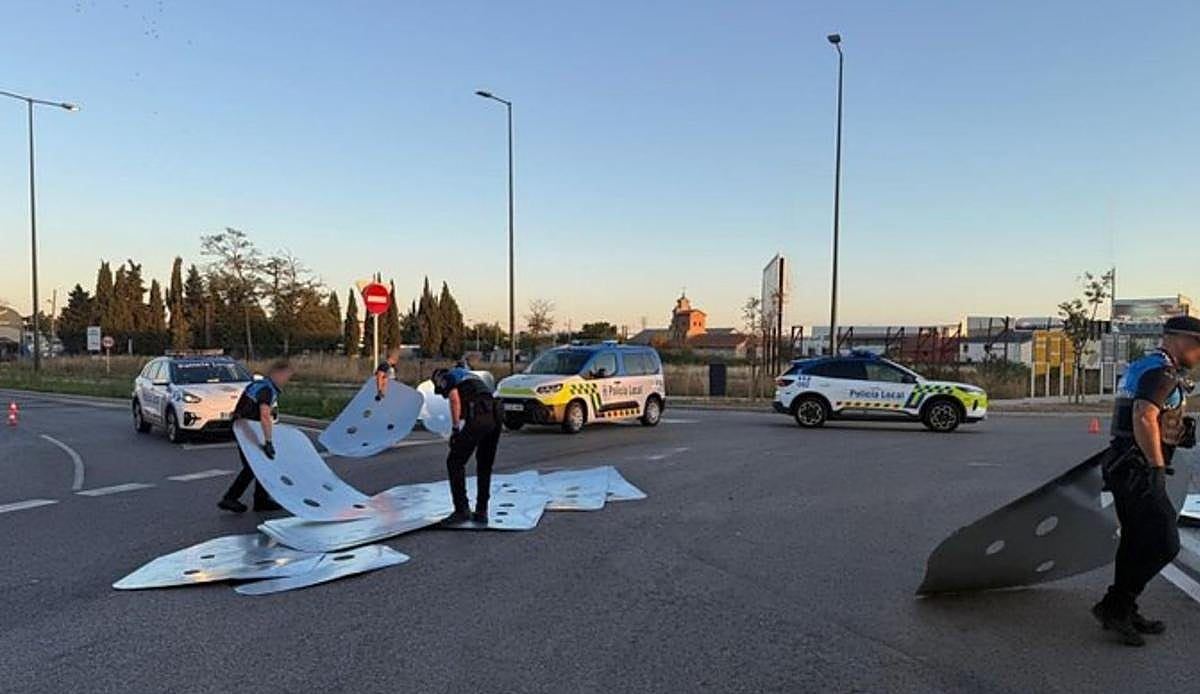 Seis toneladas de chapa se desploman de un camión en Burgos y colapsan el tráfico durante una hora