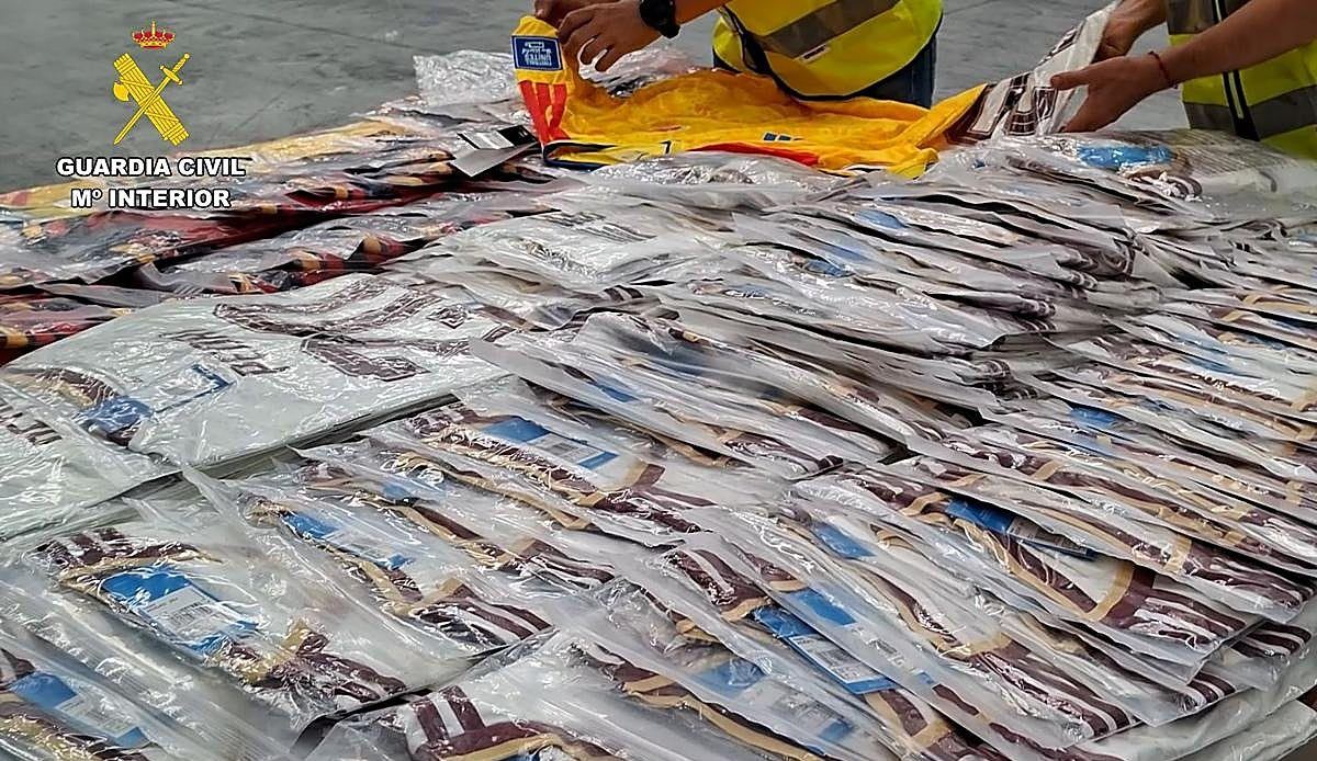 La Guardia Civil desmantela en Burgos una red de venta ambulante de camisetas falsas de la selección española y colombiana