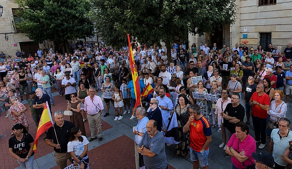Miranda llena la Plaza de España en apoyo a Ceuta mientras los partidos se dividen sobre la convocatoria