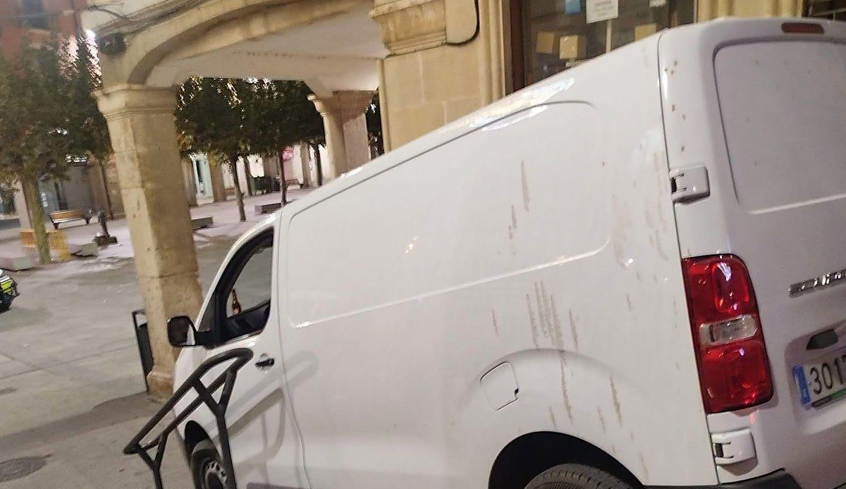 Una furgoneta pone el broche final a las fiestas de Aranda al quedarse atascada en las escaleras de la Plaza Mayor