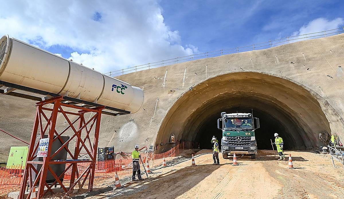 Las máquinas perforan ya los Montes Obarenes: el AVE entre Burgos y Vitoria empieza a hacerse realidad