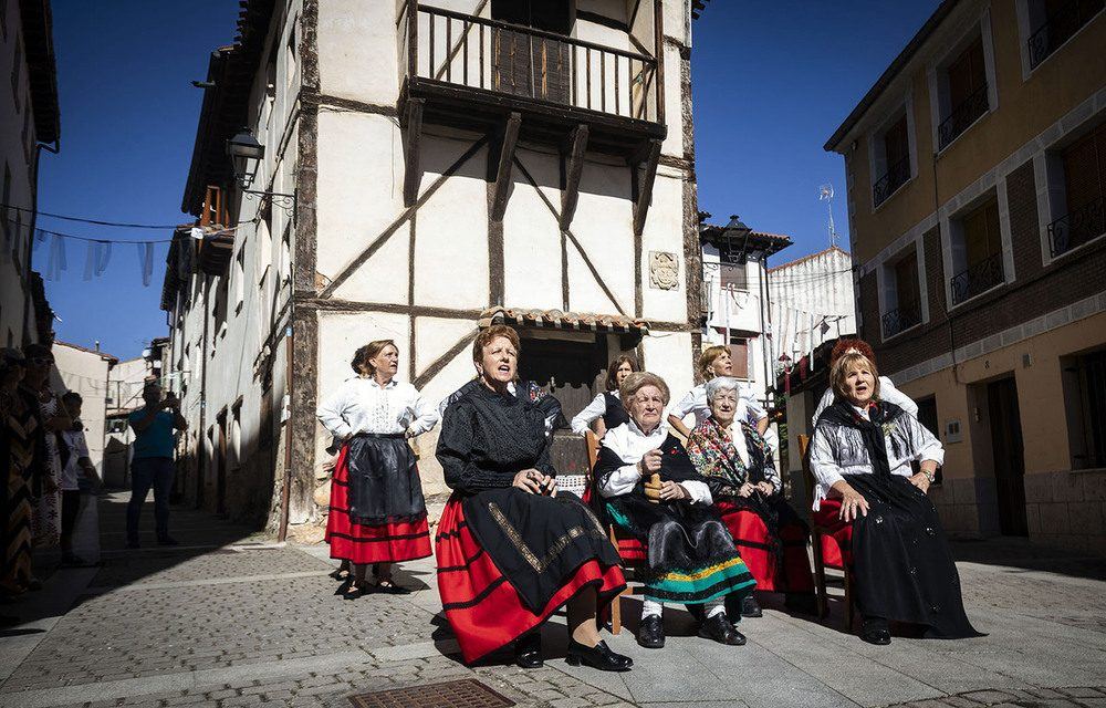 Covarrubias se convierte en un museo al aire libre para rendir homenaje a las mujeres que sostienen los pueblos