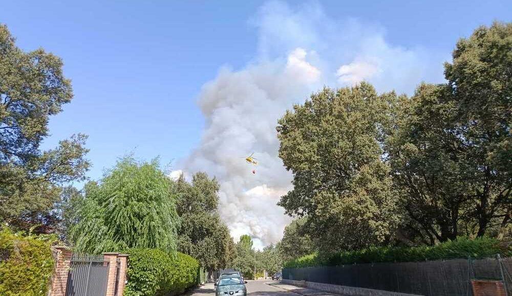 Un gran incendio forestal amenaza las inmediaciones de Aranda de Duero con casi treinta medios movilizados