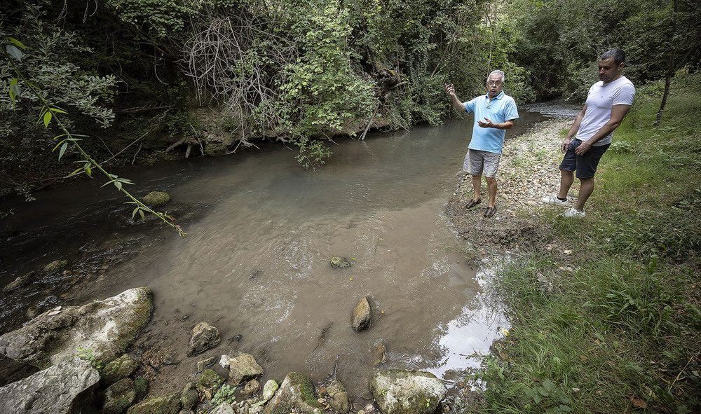 Vecinos y ecologistas denuncian que el río Oroncillo lleva años convirtiéndose en una cloaca a su paso por Ameyugo