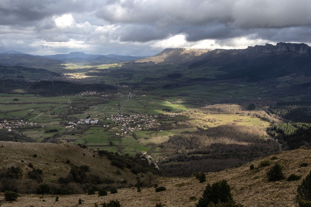 Atrapado entre riscos y sin salida: un helicóptero rescata a un senderista en el norte de Burgos