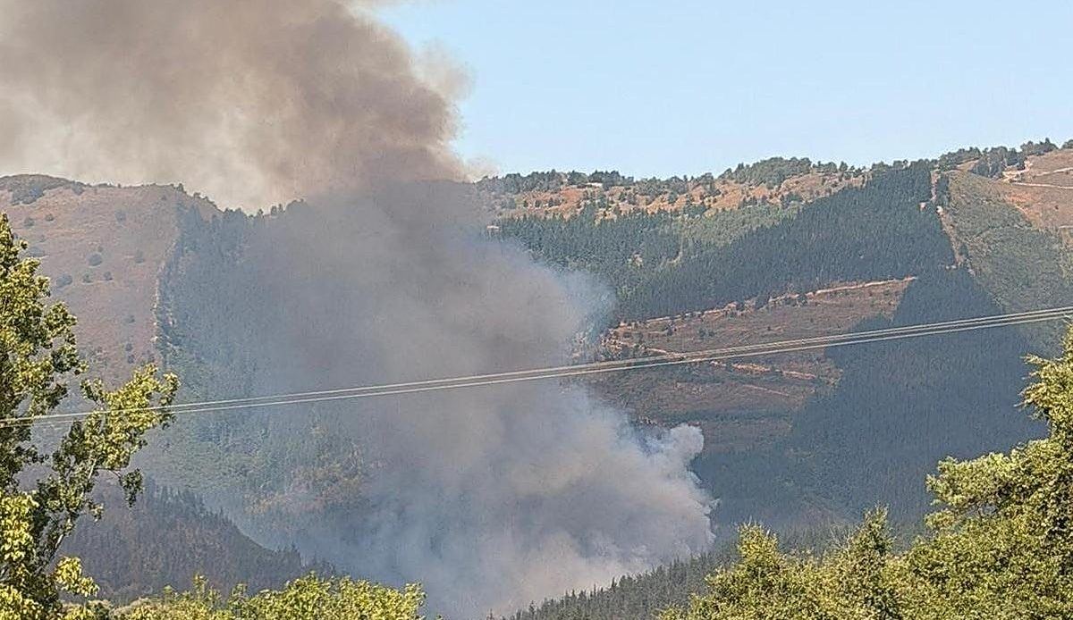 El incendio de Arza entra en su segunda noche sin control total y con puntos activos en los cuatro flancos