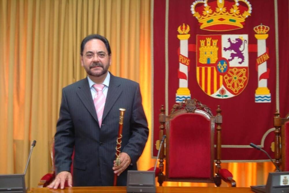 Aranda de Duero llora a Ángel Guerra, el maestro que llegó a la Alcaldía y dedicó cuatro décadas a la vida pública