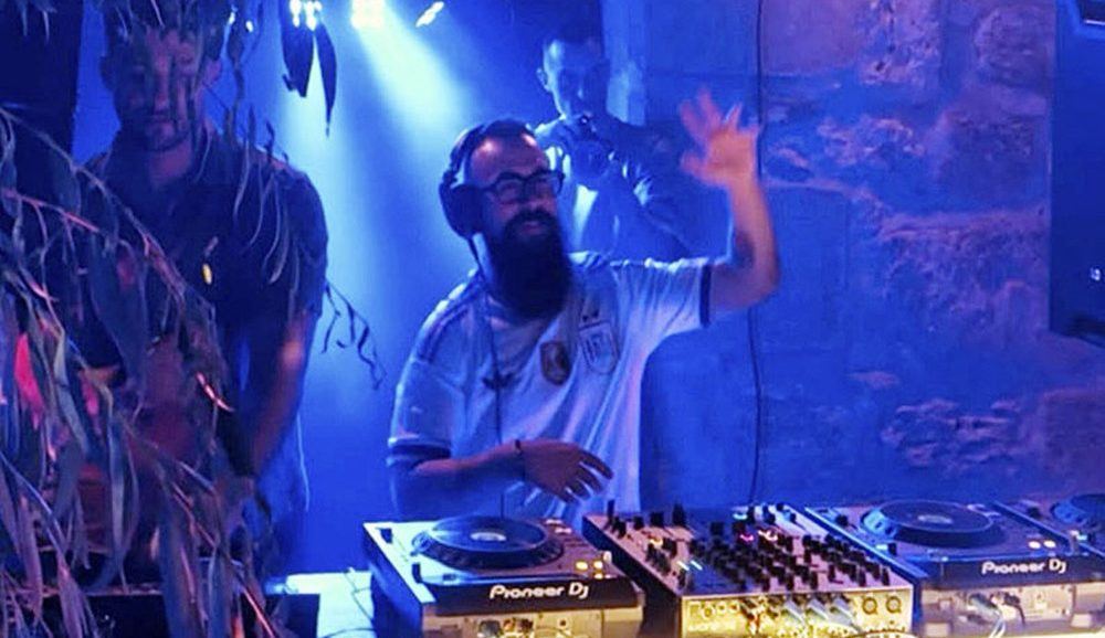 El cura de Orbaneja Riopico se despide del pueblo pinchando techno y Bad Bunny ante un vecindario entregado