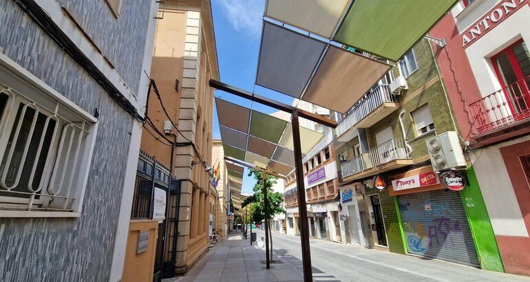 La calle Gómez Becerra se llena de comercio, música y animación este sábado en Cáceres